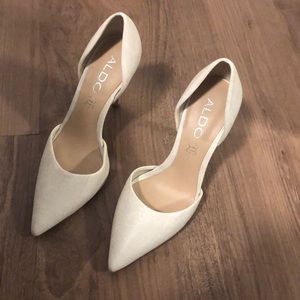 White/cream/ivory snakeskin pointy toe heels